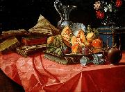 Cristoforo Munari, vasetto di fiori e teiera su tavolo coperto da tovaglia rossa